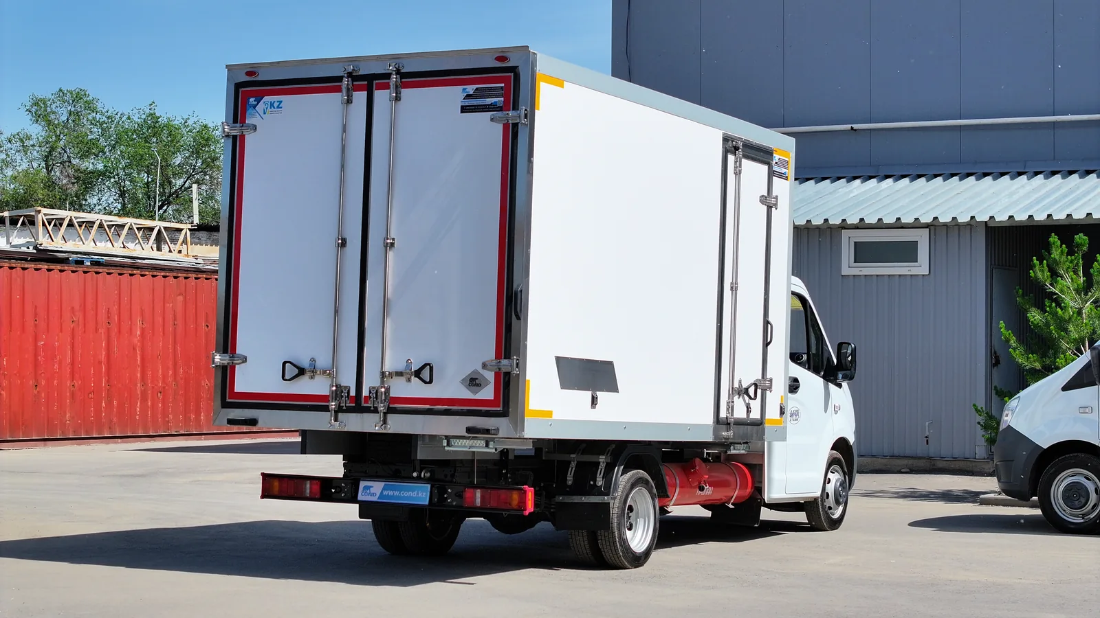Multi-temperature van on a GAZelle Next — rear three-quarter view, doors closed — COND