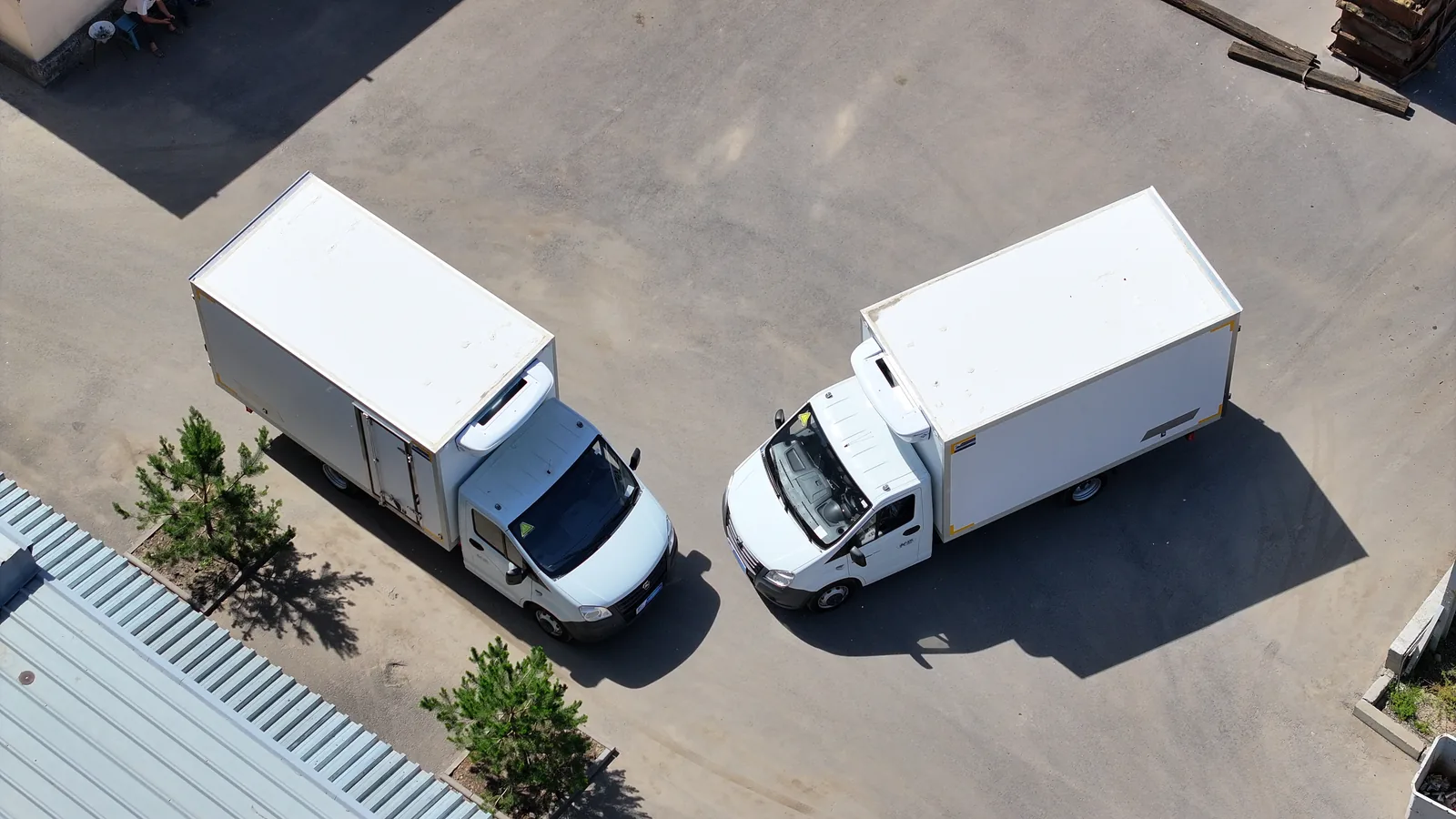 Multi-temperature van on a GAZelle Next — a top view: the two vehicles of the batch — COND