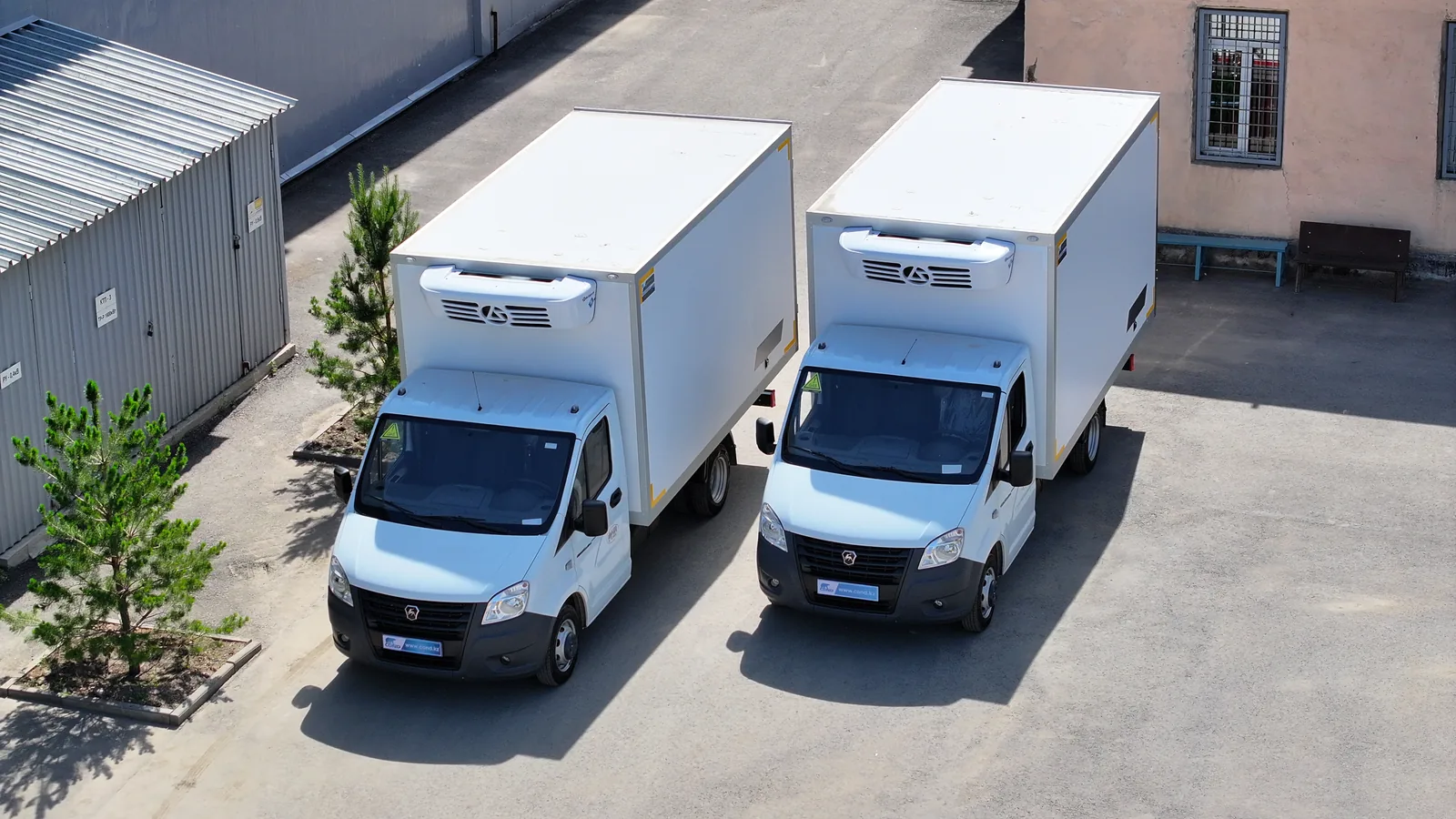 Multi-temperature van on a GAZelle Next — a front-top view, the Elinge units above the cabs — COND