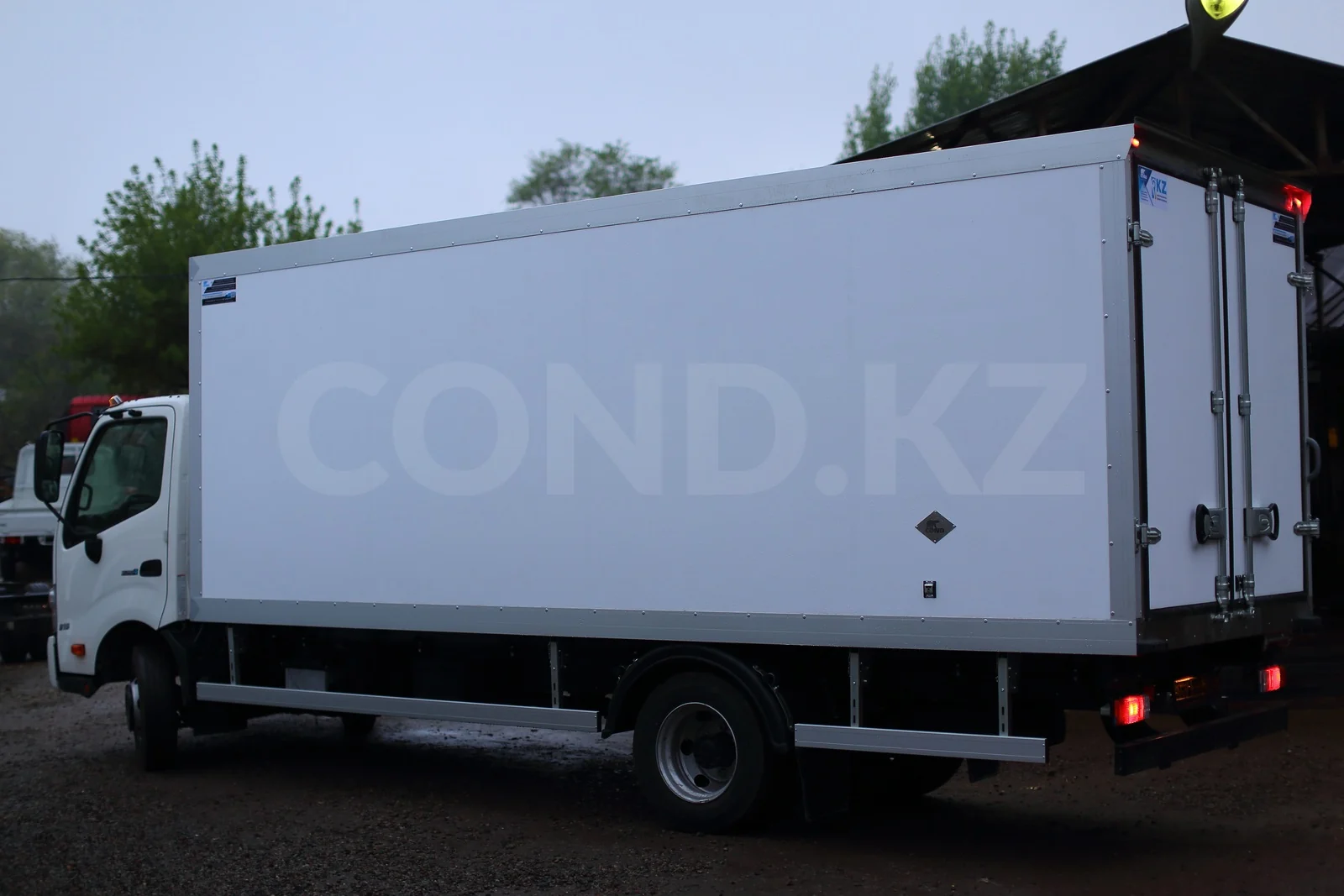 Рефрижератор на шасси HINO 300 с обшивкой FRP — передняя часть 3/4, холодильная установка над кабиной — COND