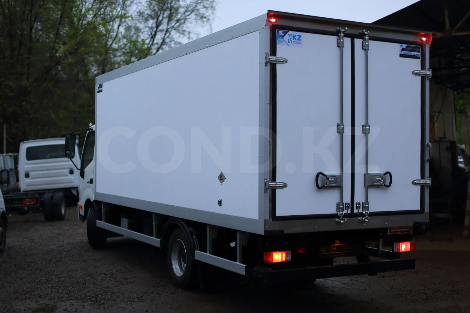 Рефрижератор на шасси HINO 300 с обшивкой FRP — задние распашные двери открыты — COND