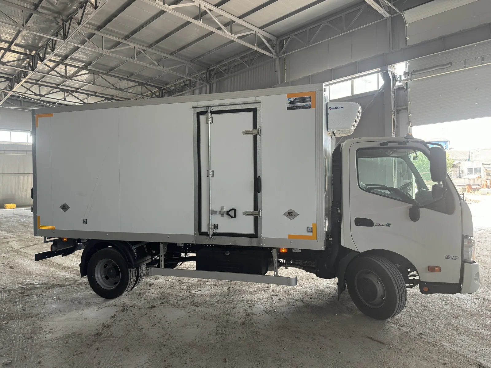 Рефрижератор на шасси HINO 300 (Хино) — правый борт: боковая дверь в кузов — COND