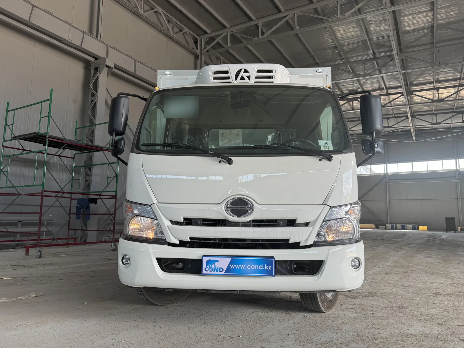 Рефрижератор на шасси HINO 300 (Хино) — вид спереди, холодильная установка над кабиной — COND