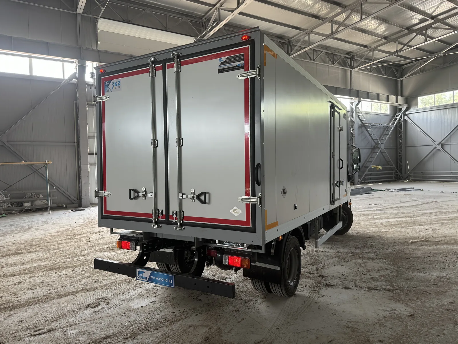 Рефрижератор на шасси HINO 300 (Хино) — задняя часть 3/4, распашные двери со штанговыми запорами — COND