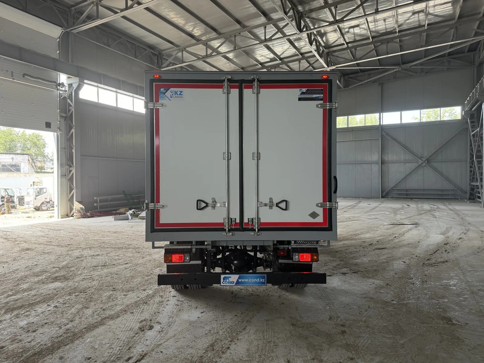 Рефрижератор на шасси HINO 300 (Хино) — задние двери прямо, светоотражающие уголки по контуру — COND