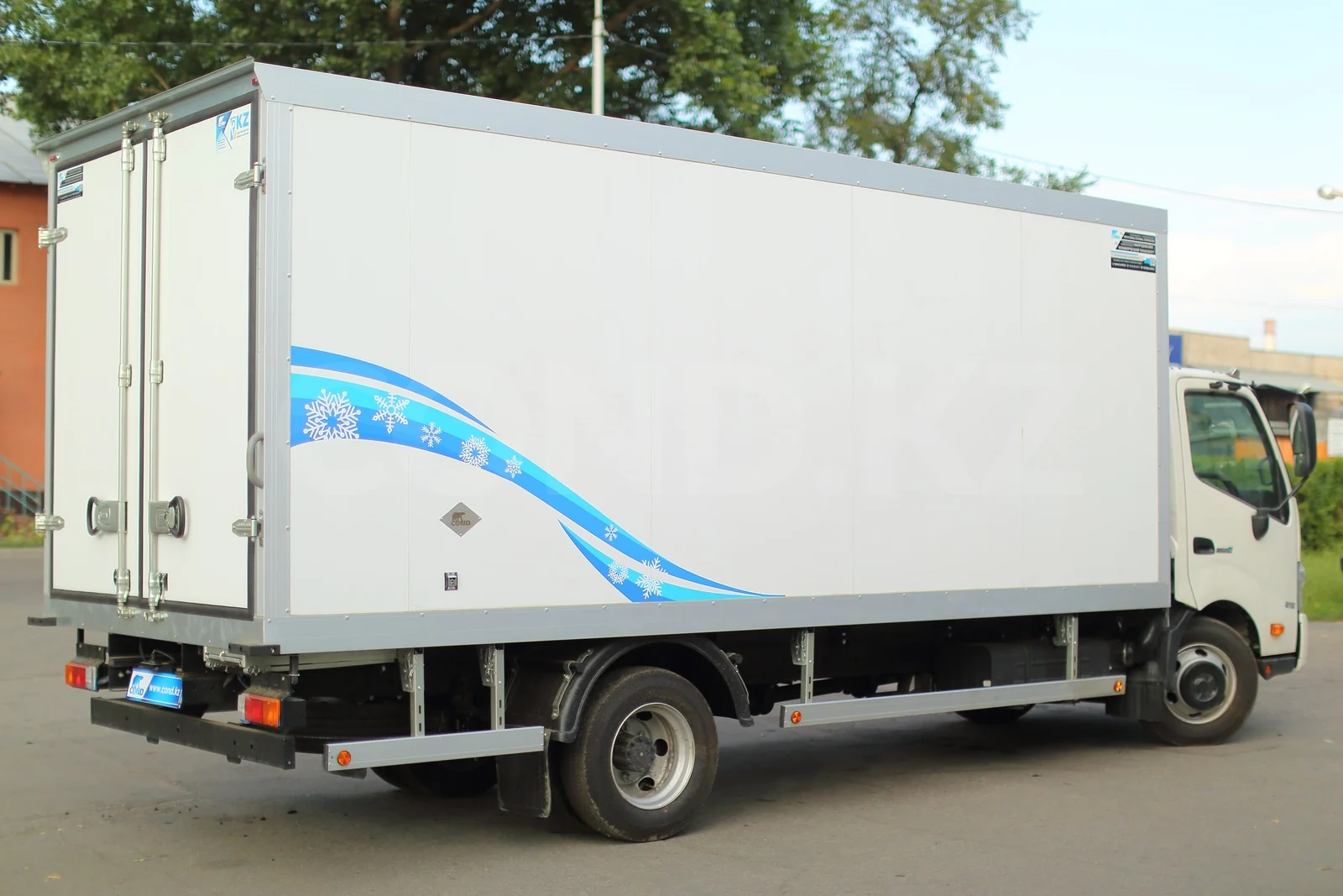 Refrigerated van on a HINO 300 with a strip curtain — the body from the side in daylight — COND