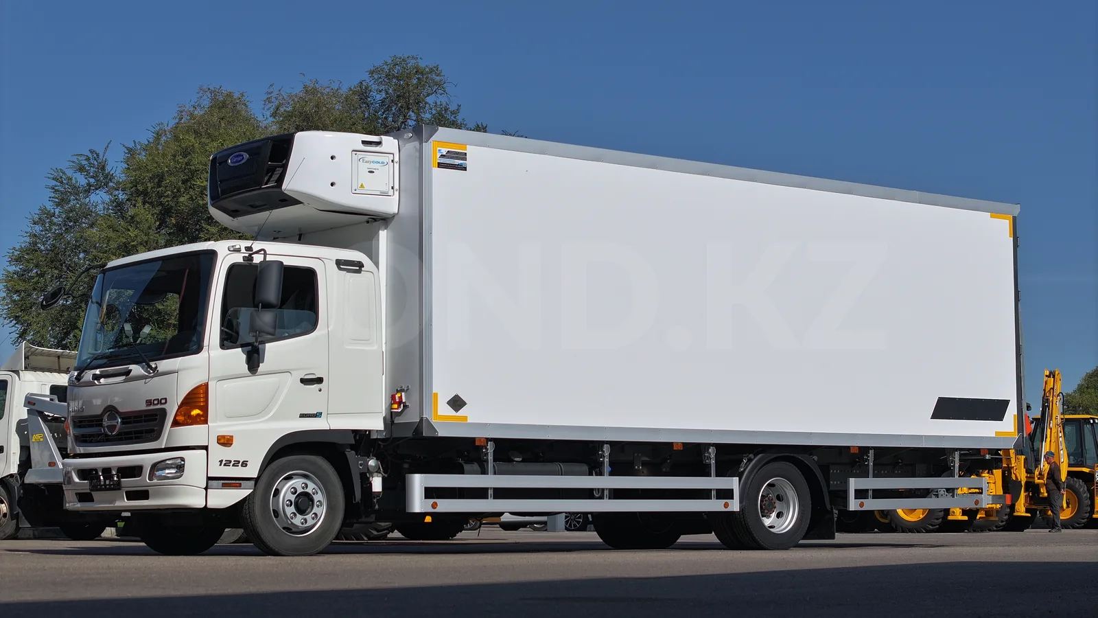 Hino 500 (GD 1226) — автономный рефрижератор с гидробортом Dhollandia, вид спереди сбоку