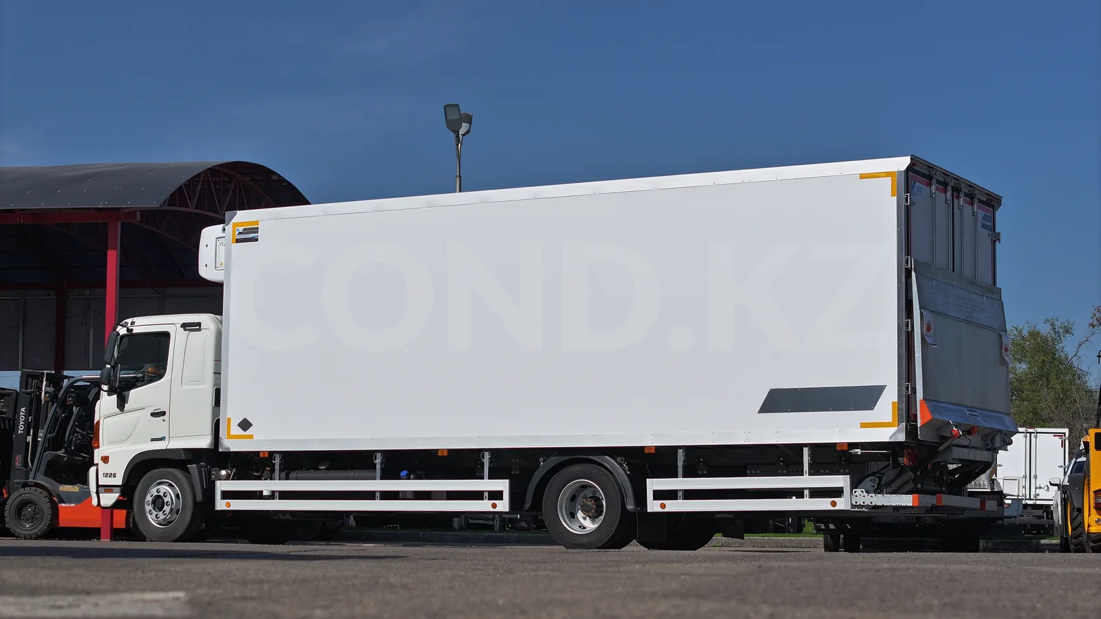 Hino 500 (GD 1226) рефрижератор 7 500 мм — вид сбоку, гидроборт в транспортном положении