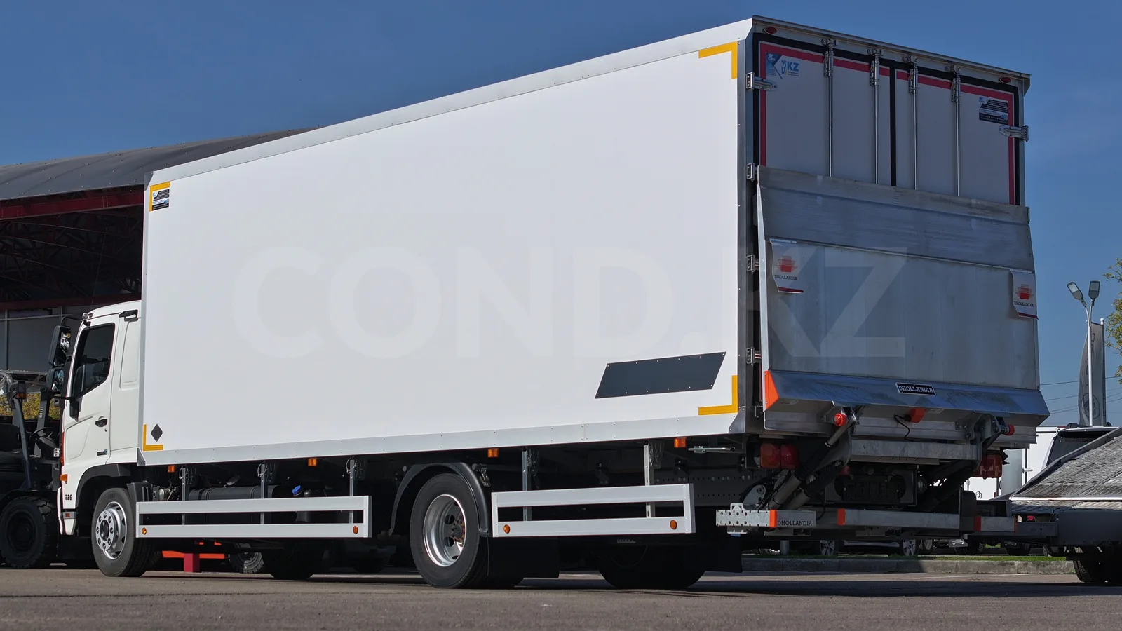 Hino 500 (GD 1226) рефрижератор — вид сзади сбоку, гидроборт Dhollandia