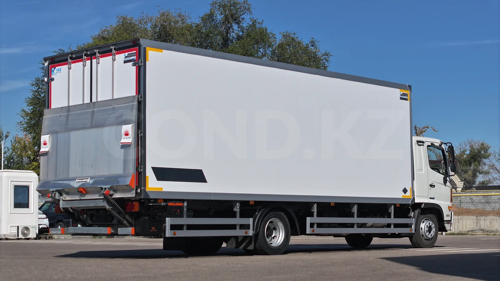 Hino 500 (GD 1226) рефрижератор — вид сзади справа, гидроборт Dhollandia
