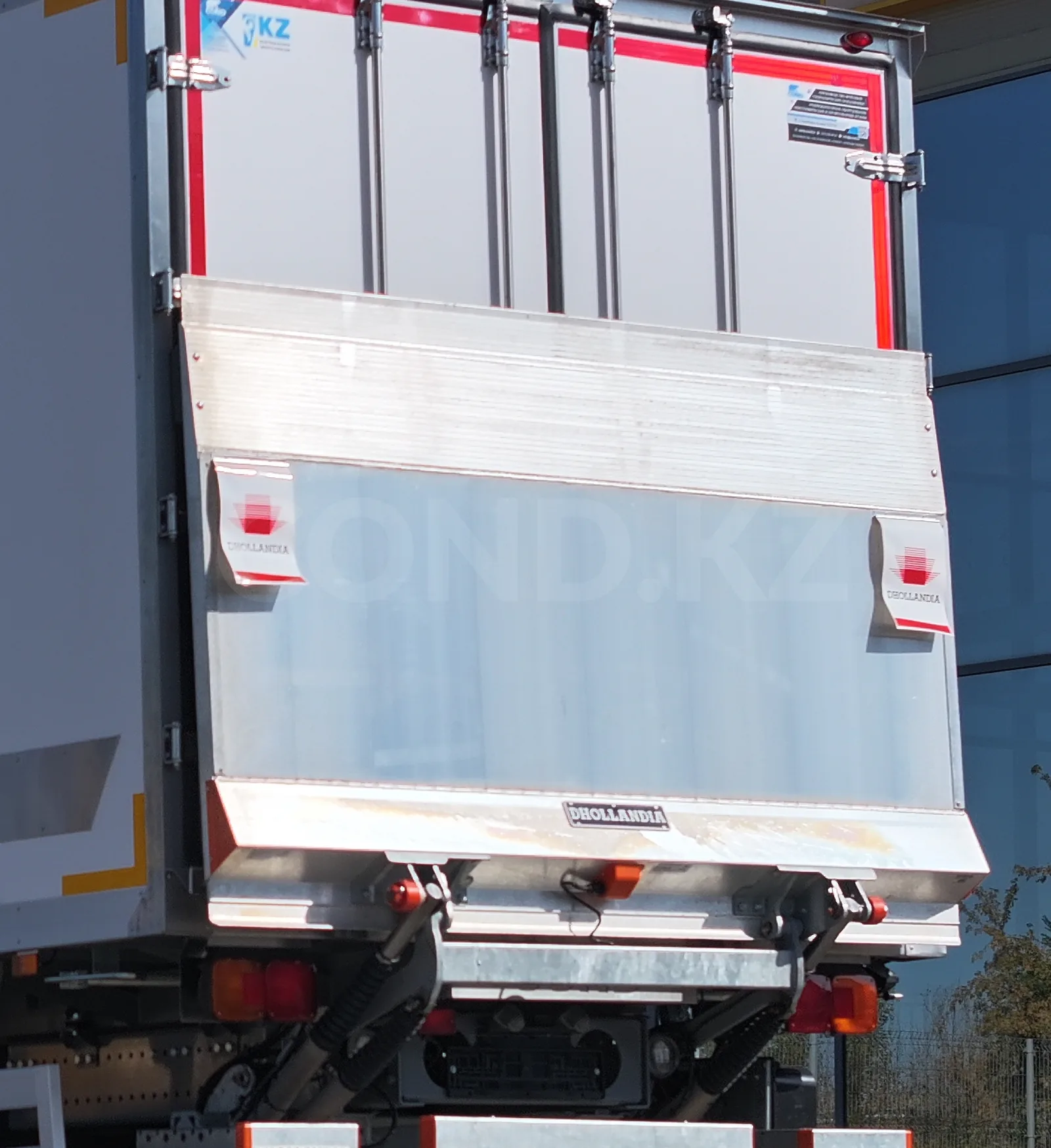 Гидроборт Dhollandia на рефрижераторе Hino 500 — задний проём крупным планом