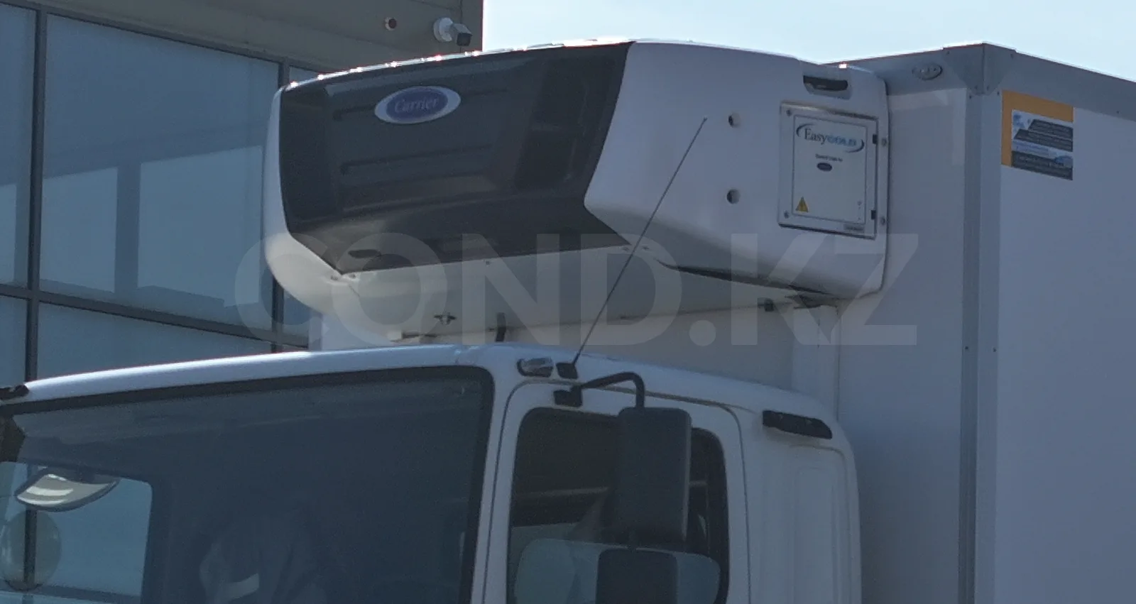 Холодильная установка Carrier Supra 1050 на кузове Hino 500 — вид над кабиной