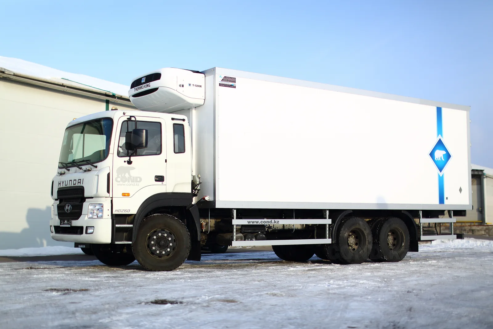 Фургон-рефрижератор на шасси Hyundai HD260 от завода COND — машина целиком, вид 3/4