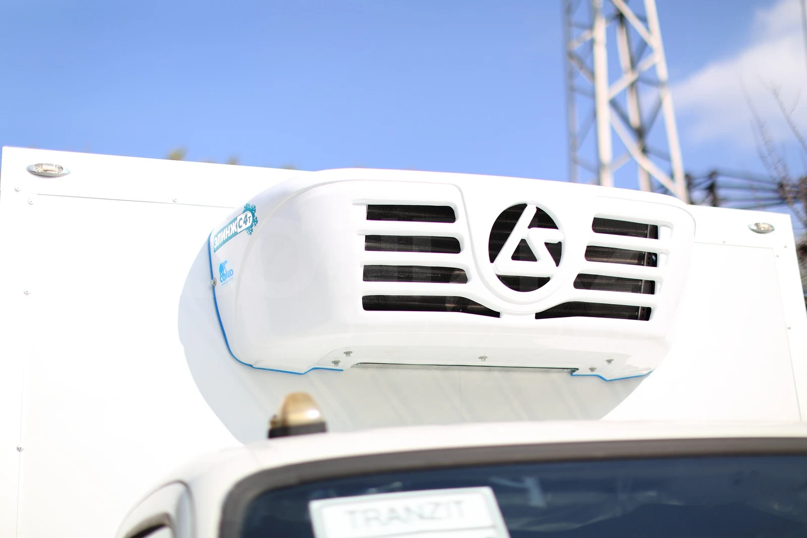 Рефрижератор на шасси Хендай HD78 (Hyundai) — конденсаторный блок крупным планом — COND