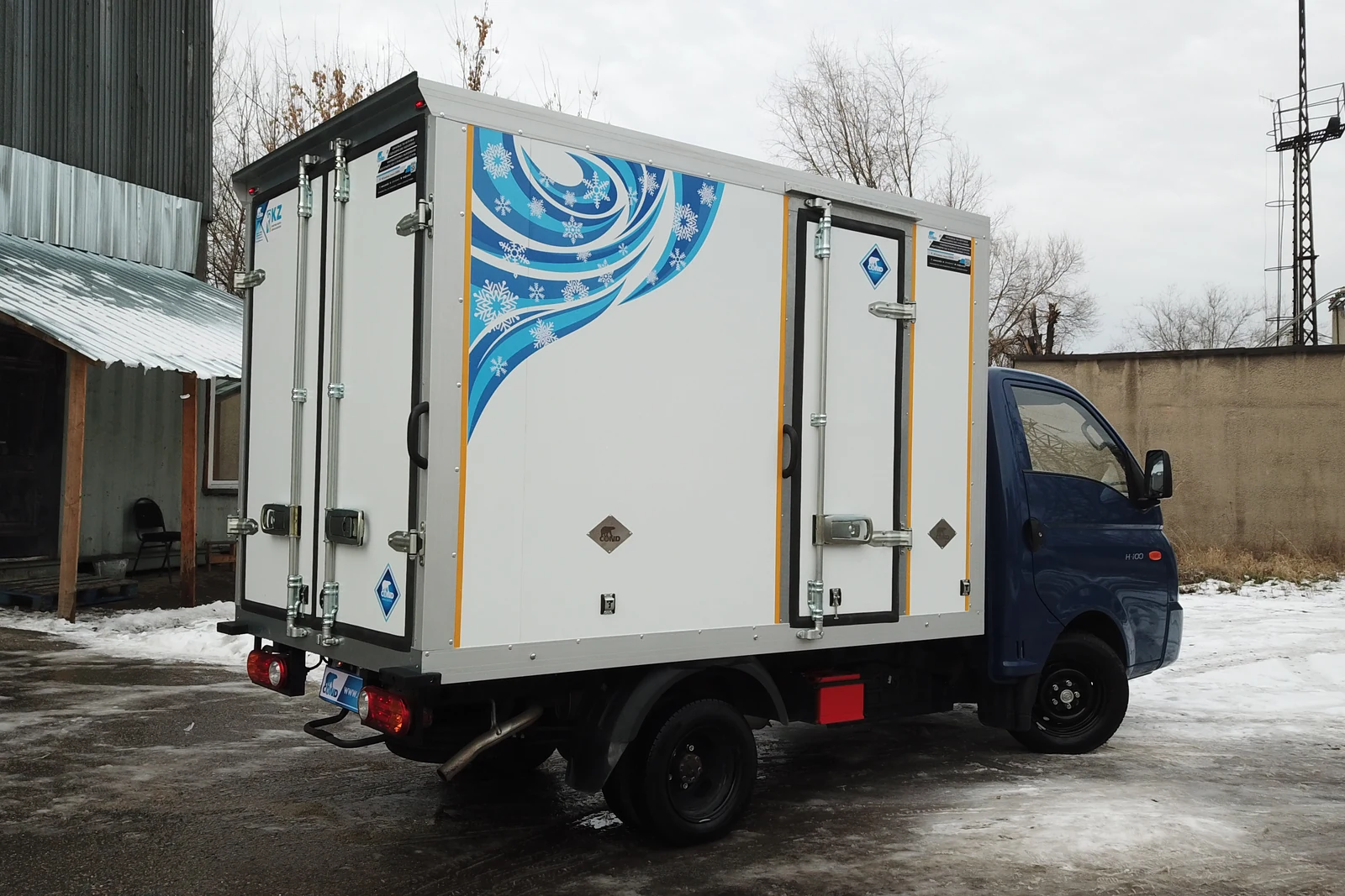 Рефрижератор Hyundai Porter (H100) — задние распашные двери, вид сзади сбоку — COND