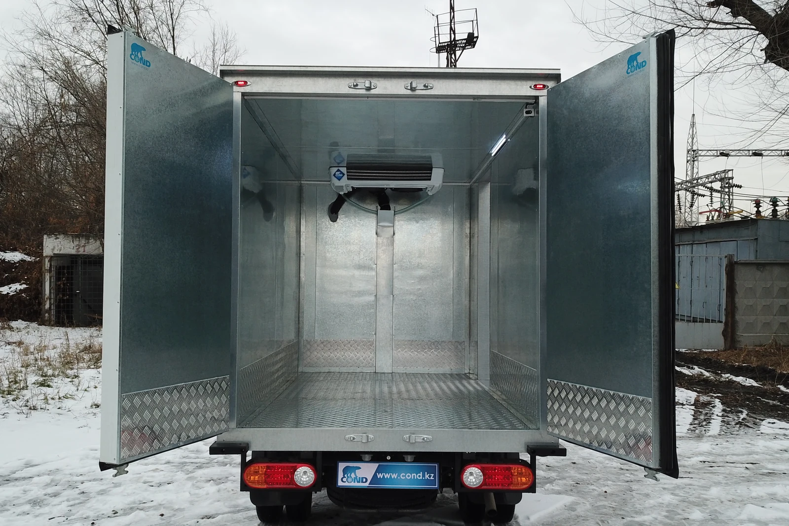 Кузов рефрижератора Hyundai Porter (H100) изнутри: алюминиевый рифлёный пол, испаритель Элинж С1 — COND