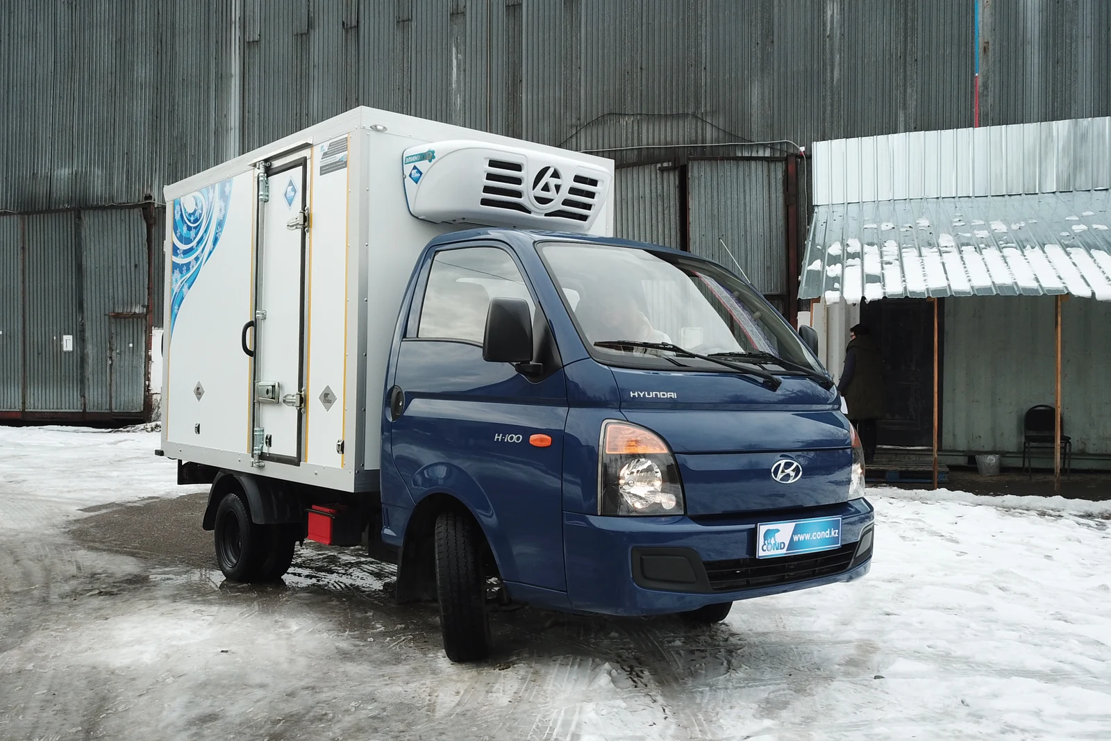 Рефрижератор Hyundai Porter (H100) — вид спереди сбоку, агрегат над кабиной — COND