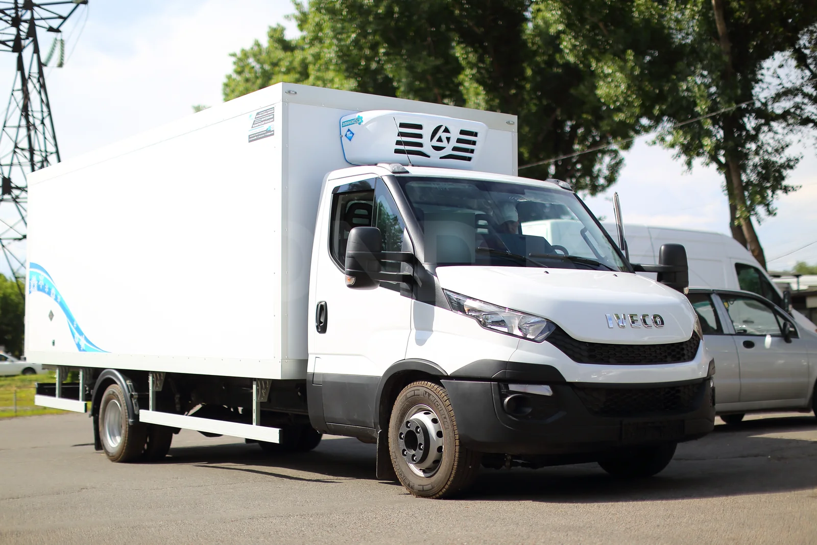 Рефрижератор на шасси Iveco Daily 70C15 — передняя часть 3/4, установка Элинж над кабиной — COND