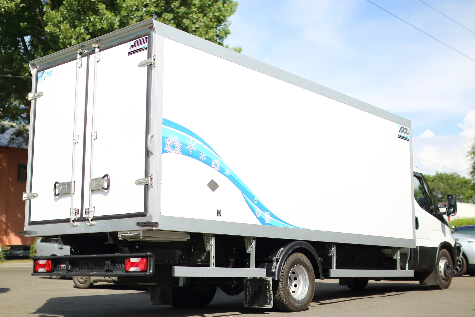 Рефрижератор на шасси Iveco Daily 70C15 — задняя часть 3/4, распашные двери — COND