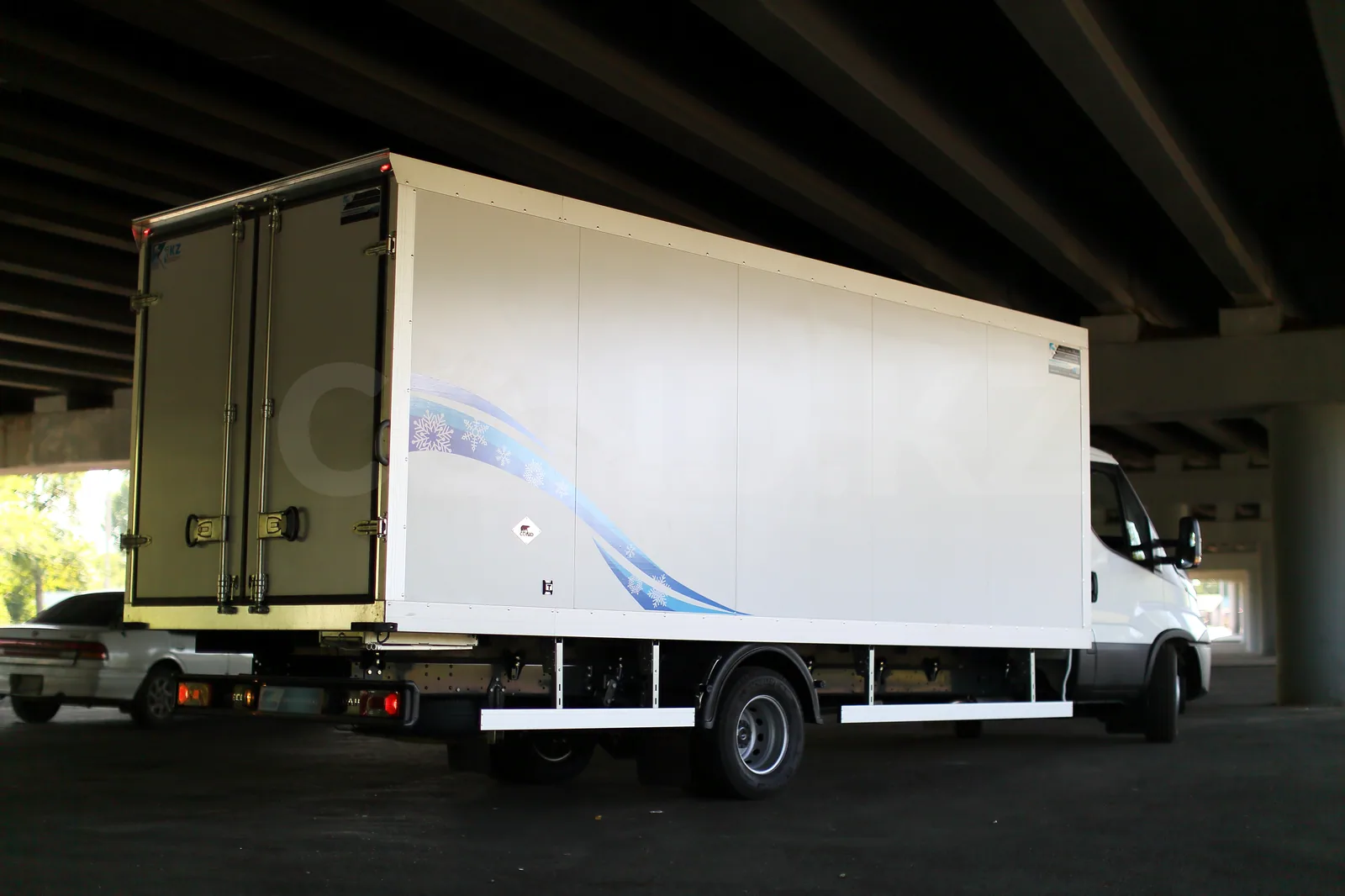Холодильная установка Iveco Daily 70C15 Казахстан — задняя часть 3/4, фирменная графика на борту — COND