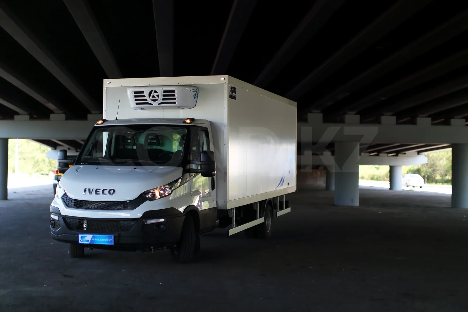 Фургон-рефрижератор Iveco Daily 70C15 от завода COND — вид спереди, установка Элинж над кабиной — COND