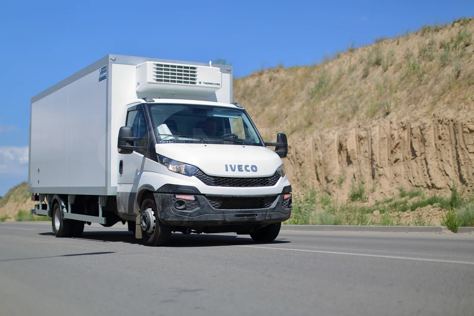 Реф Iveco Daily 70C15 Астана — передняя часть 3/4, установка Thermo King над кабиной — COND