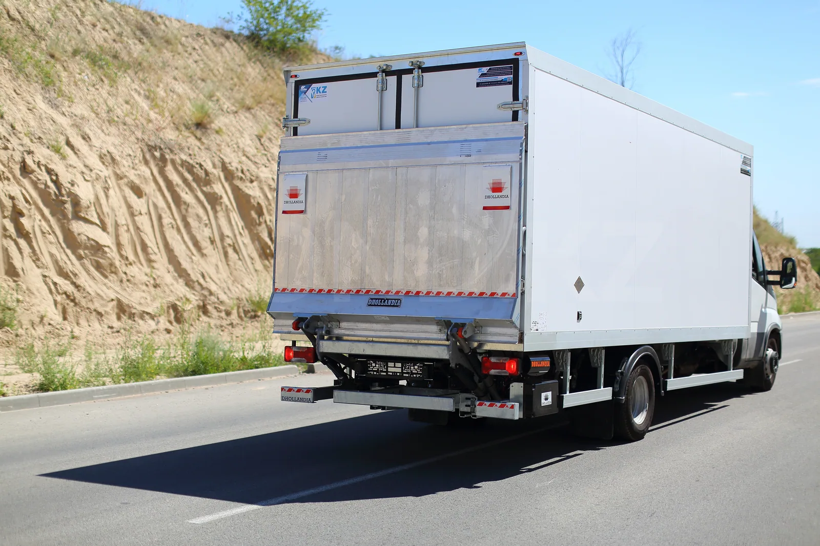 Фургон-рефрижератор Iveco Daily 70C15 от завода COND — задняя часть 3/4, гидроборт Dhollandia сложен — COND