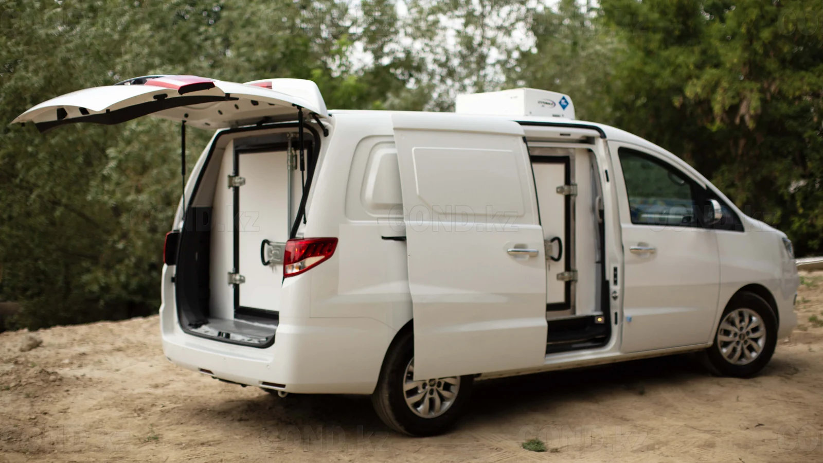 JAC M4 тұтас металл рефрижераторы — артқы және бүйір есіктер ашық — COND