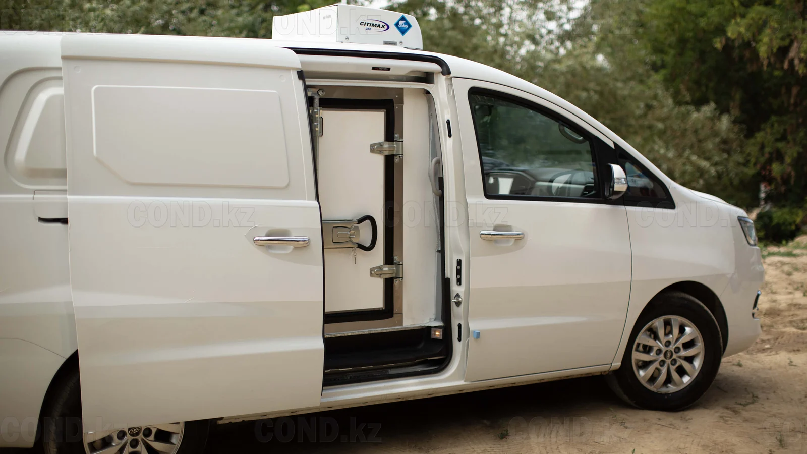 JAC M4 тұтас металл рефрижераторы — бүйір жылжымалы есік ашық — COND