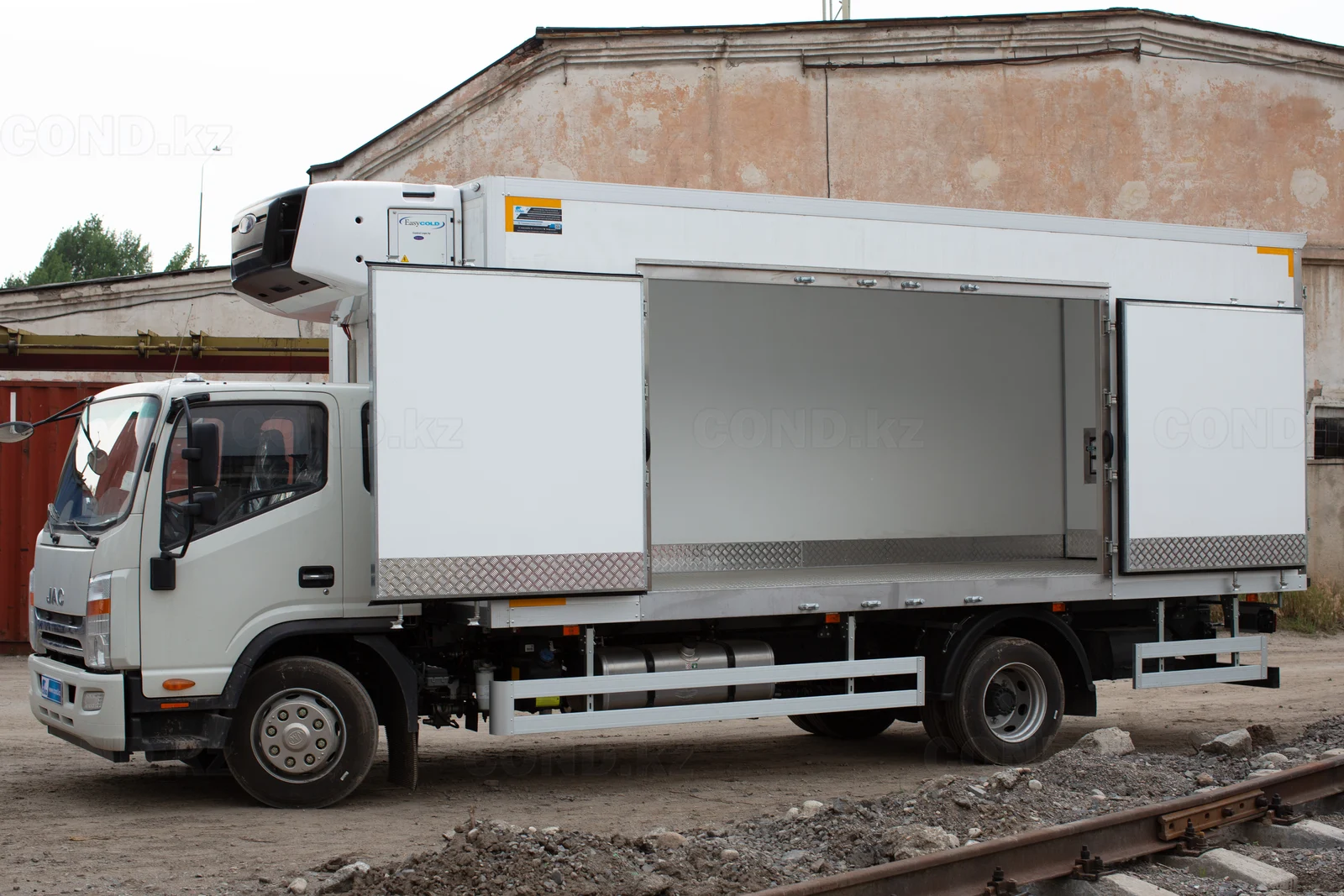 Termobudka с холодильником JAC N120 с Carrier Supra 1050 unit от производителя — side opening открыт на всю длину — COND