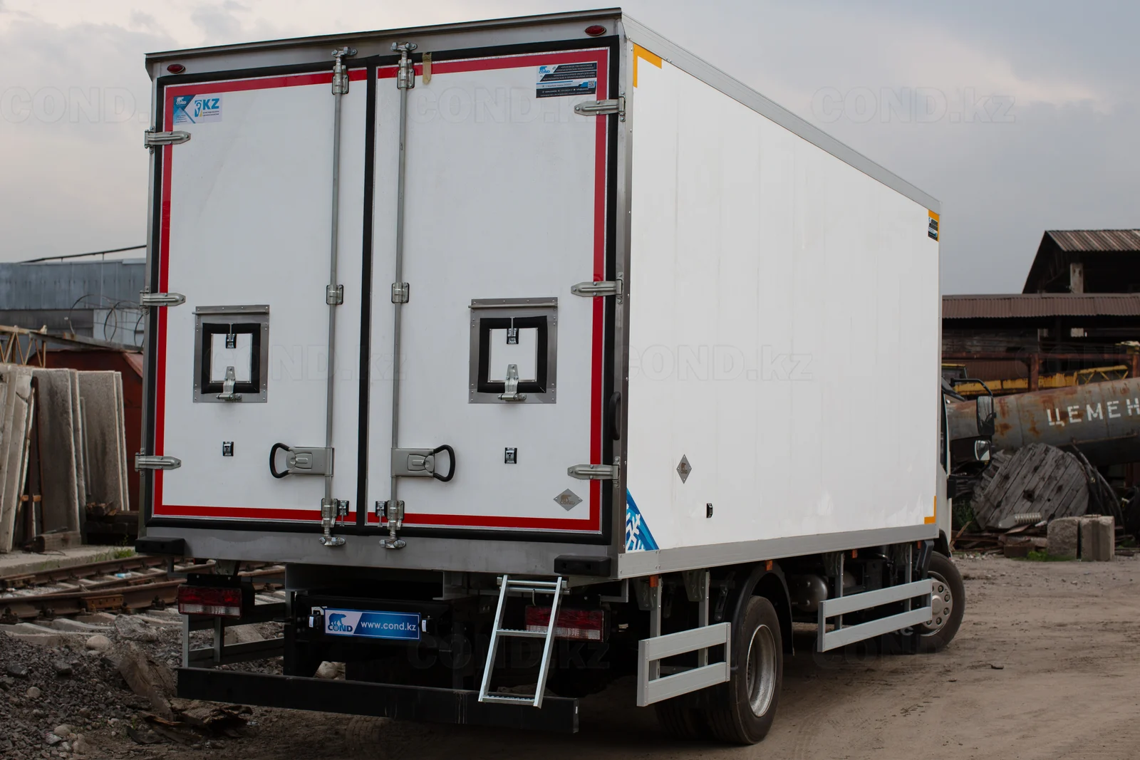 Refrigeration unit JAC N120 с Carrier Supra 1050 unit Казахстан — rear three-quarter view, the hinged doors and откидная — COND