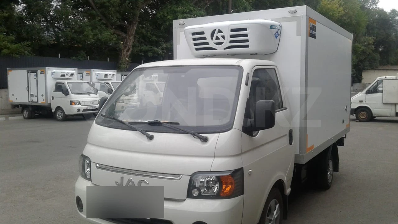 Рефрижератор на шасси JAC N35 — передняя часть со стороны пассажира — COND