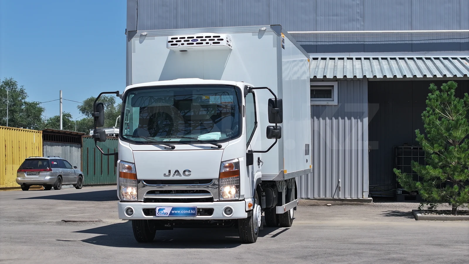 Фургон-рефрижератор на шасси JAC N56 — вид спереди, кабина и холодильный агрегат — COND