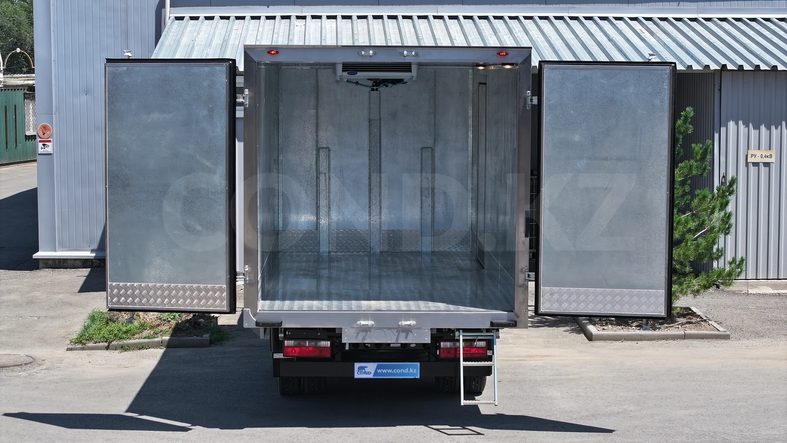 Фургон-рефрижератор на шасси JAC N56 — задние двери открыты, кузов изнутри — COND