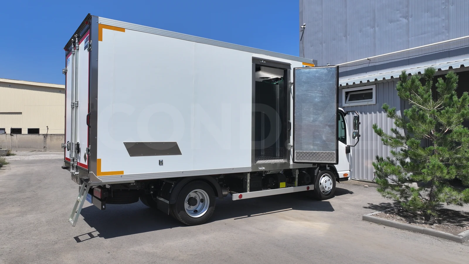 Фургон-рефрижератор на шасси JAC N56 — боковая и задние двери открыты — COND
