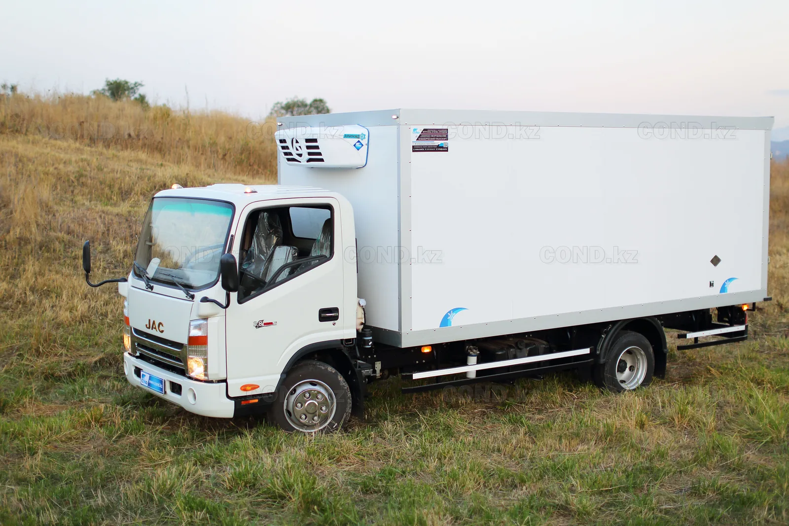 Рефрижератор на шасси JAC N75 (Джак) — кузов целиком сбоку, фирменная оклейка со снежинками — COND
