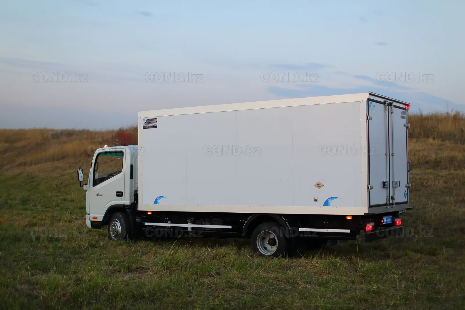 Рефрижератор на шасси JAC N75 (Джак) — боковая защита, сдвоенные задние колёса и подрамник кузова — COND