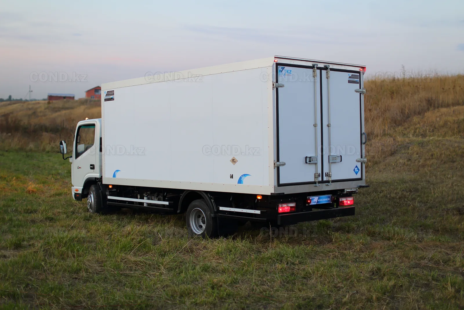 Рефрижератор на шасси JAC N75 (Джак) — задняя часть 3/4, распашные двери закрыты — COND