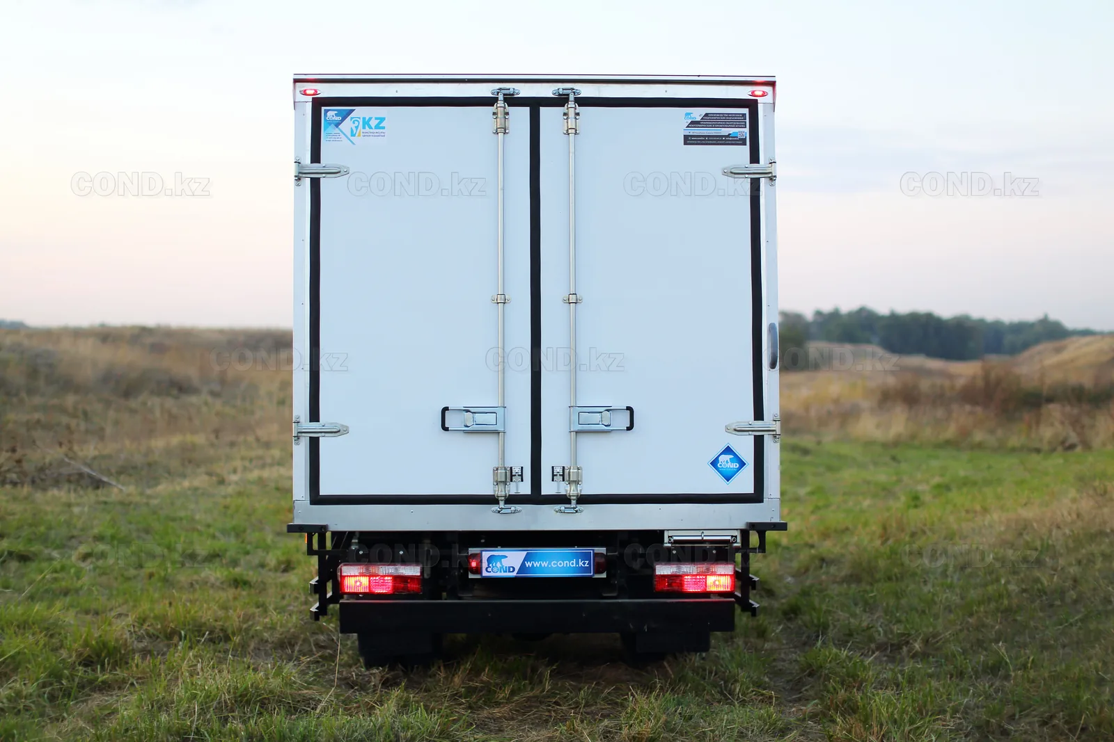 Рефрижератор на шасси JAC N75 (Джак) — задний торец кузова: запоры, фонари, брызговики — COND