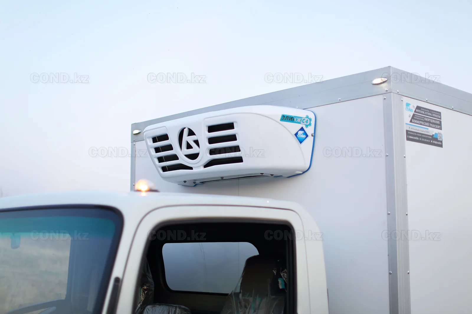Рефрижератор на шасси JAC N75 (Джак) — конденсатор Элинж С4 над кабиной, шильдик установки — COND