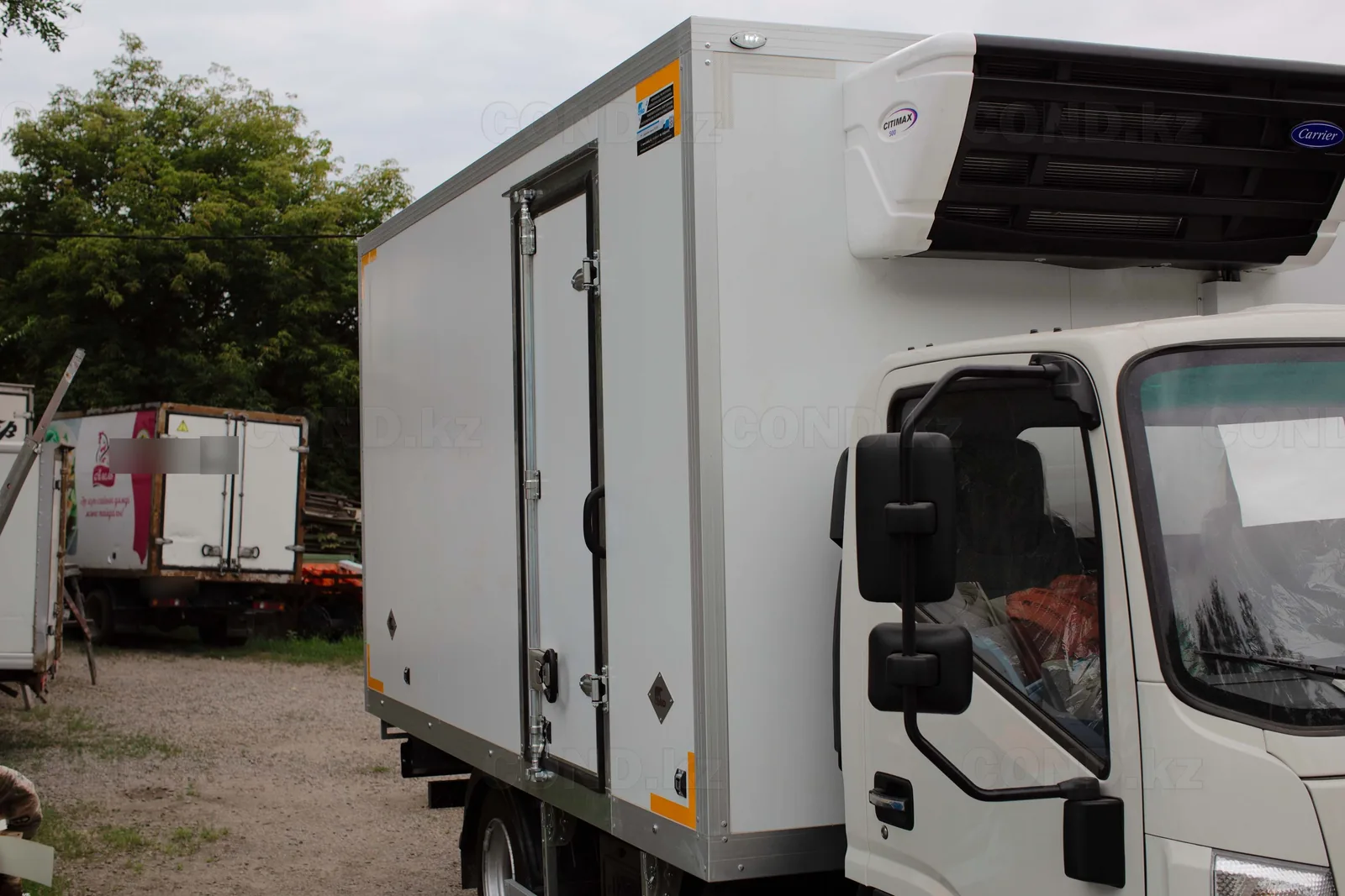 Рефрижератор на шасси JAC N80 (Джак) — борт кузова с боковой дверью — COND
