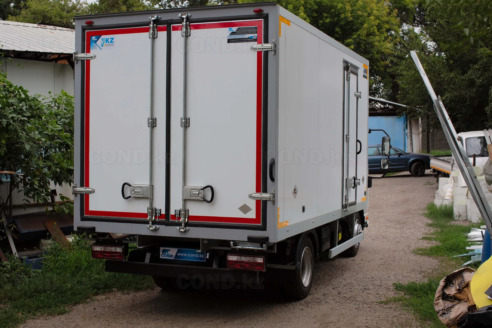 Рефрижератор на шасси JAC N80 (Джак) — задняя часть 3/4, распашные двери закрыты — COND