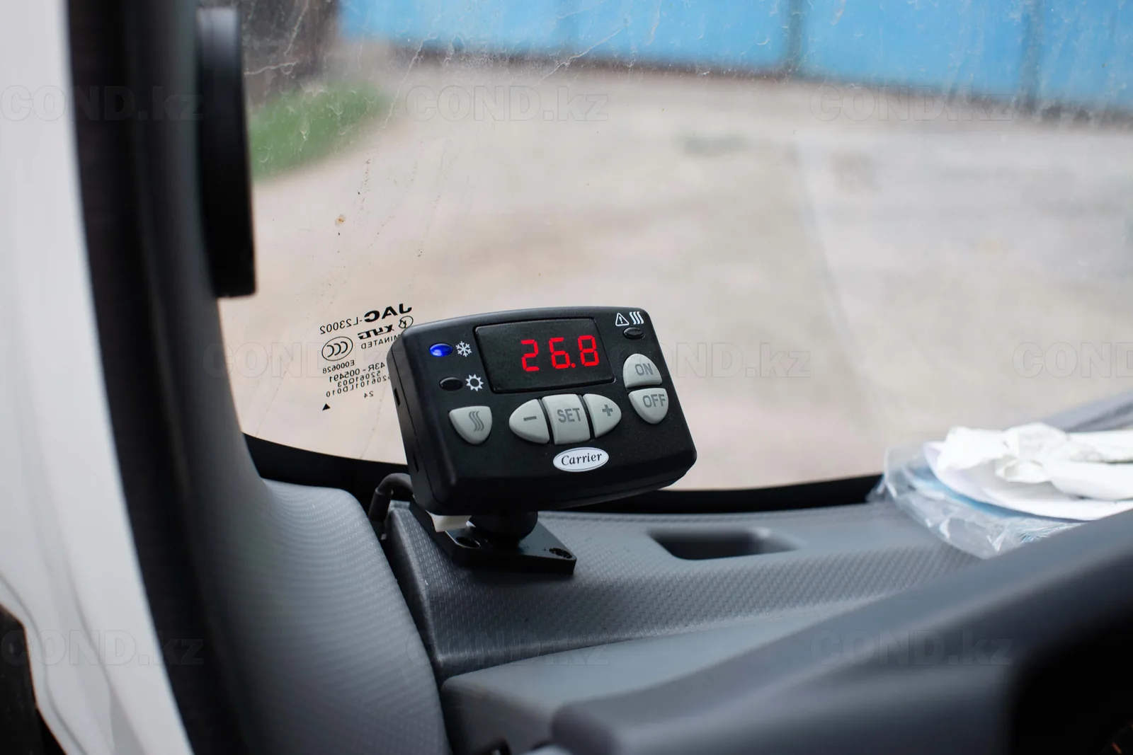 Рефрижератор на шасси JAC N80 (Джак) — пульт управления Carrier в кабине — COND