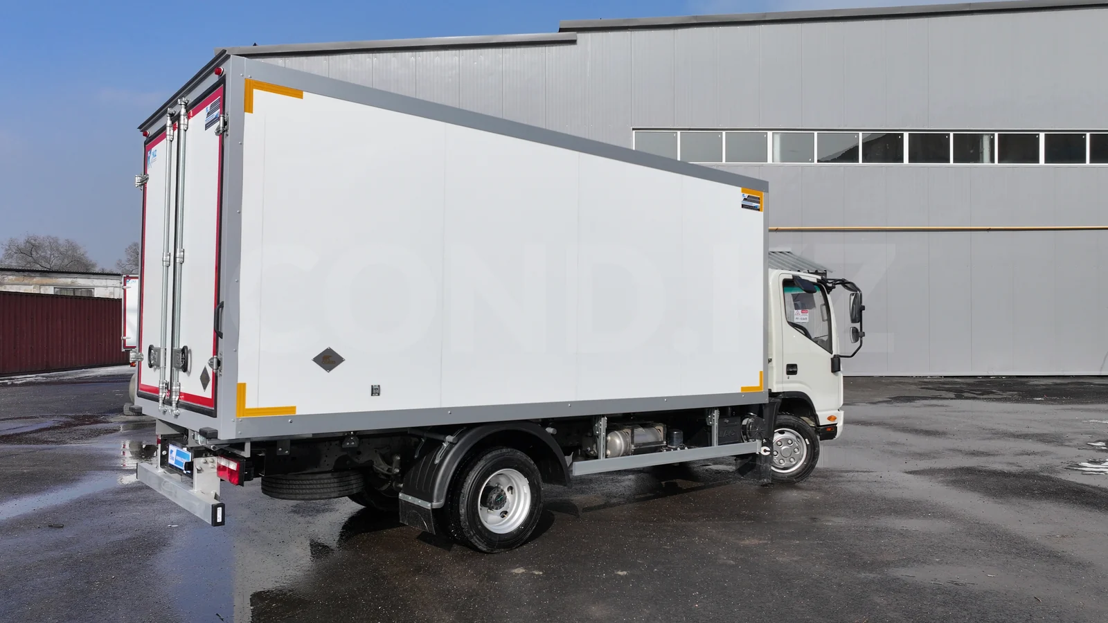Фургон-рефрижератор на шасси JAC N90 — левый борт, вид сзади-сбоку — COND