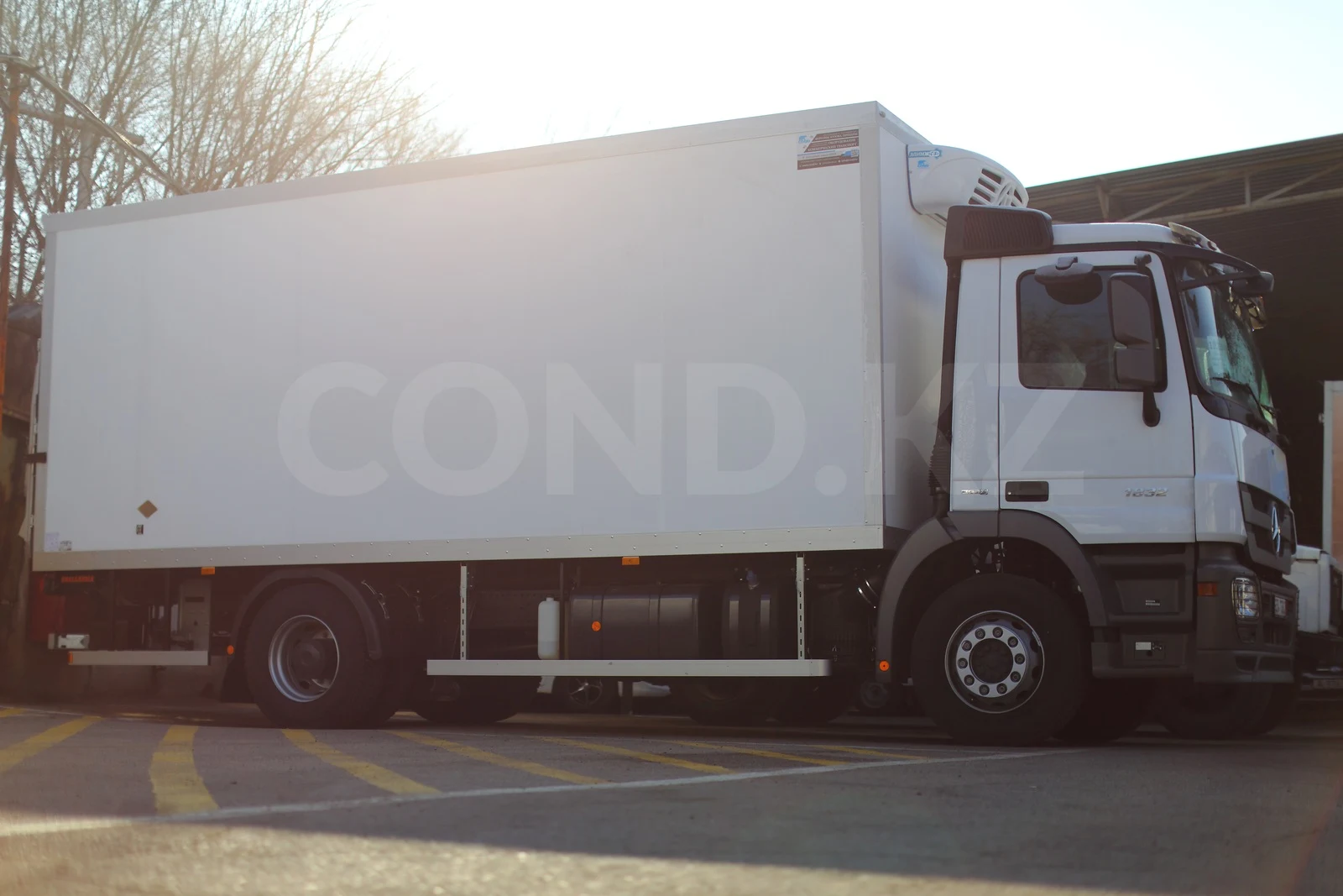 Reefer body on a Mercedes-Benz Actros chassis — the full side of the body, 6.2 m on a two-axle chassis — COND