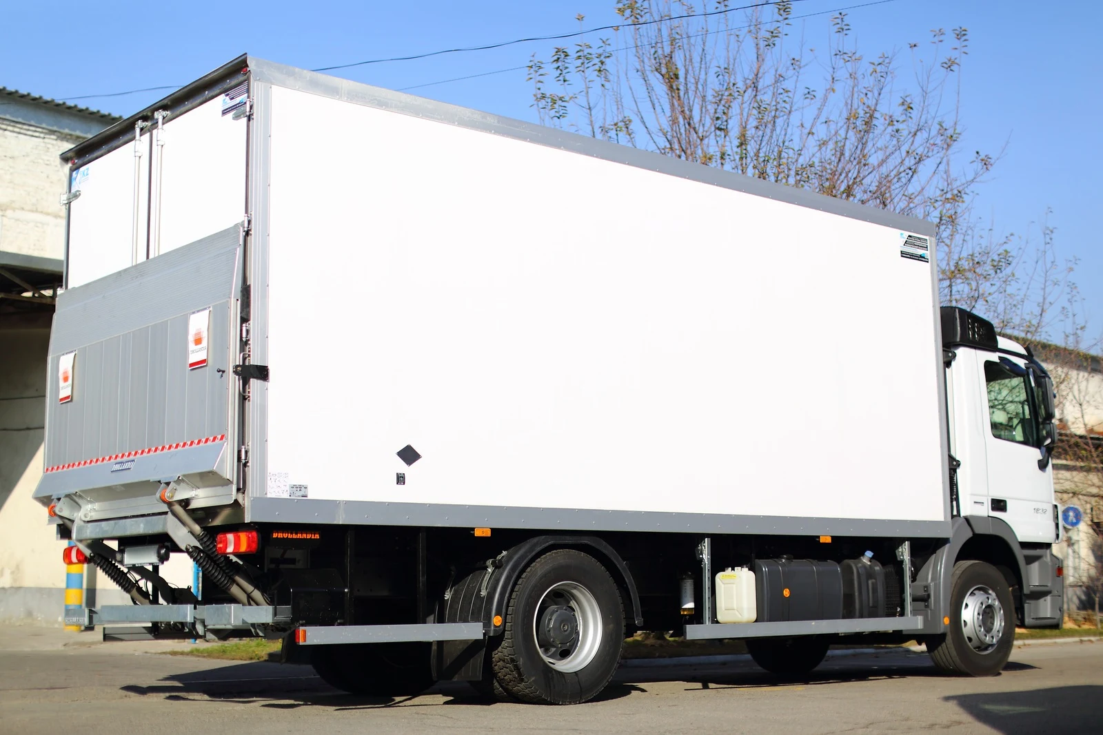 Reefer body on a Mercedes-Benz Actros chassis — body from the rear side, tail lift folded — COND