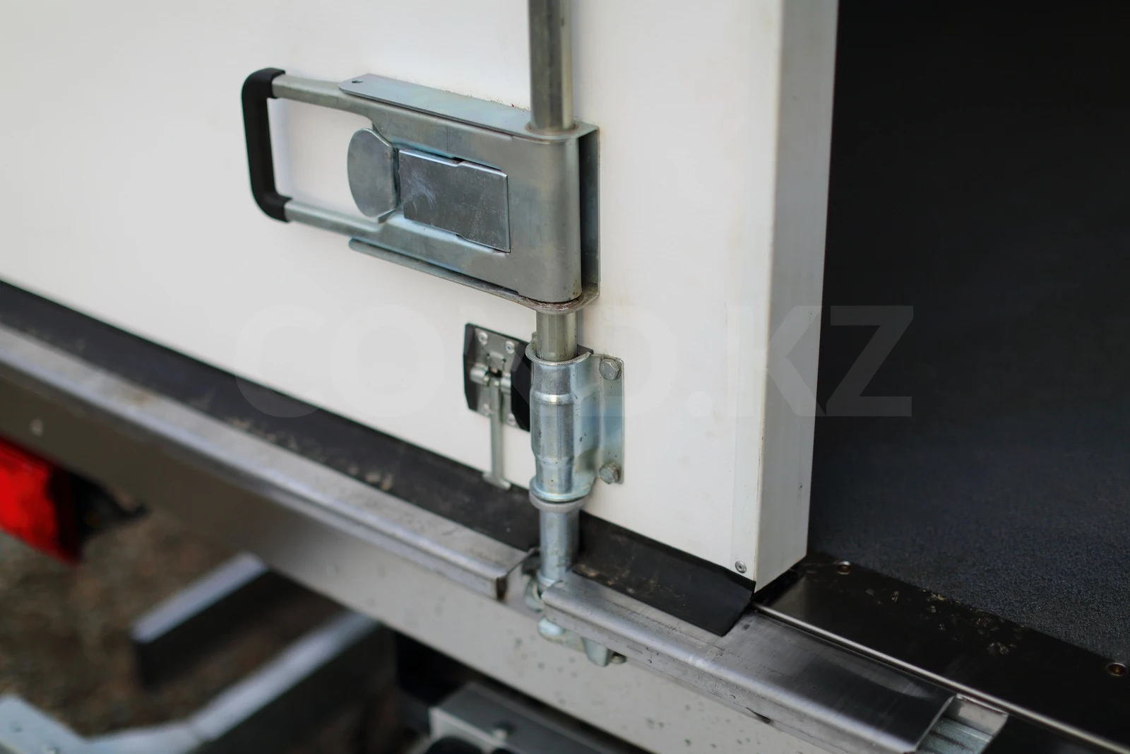 Reefer body on a Mercedes-Benz Actros chassis — rear door latch close-up — COND