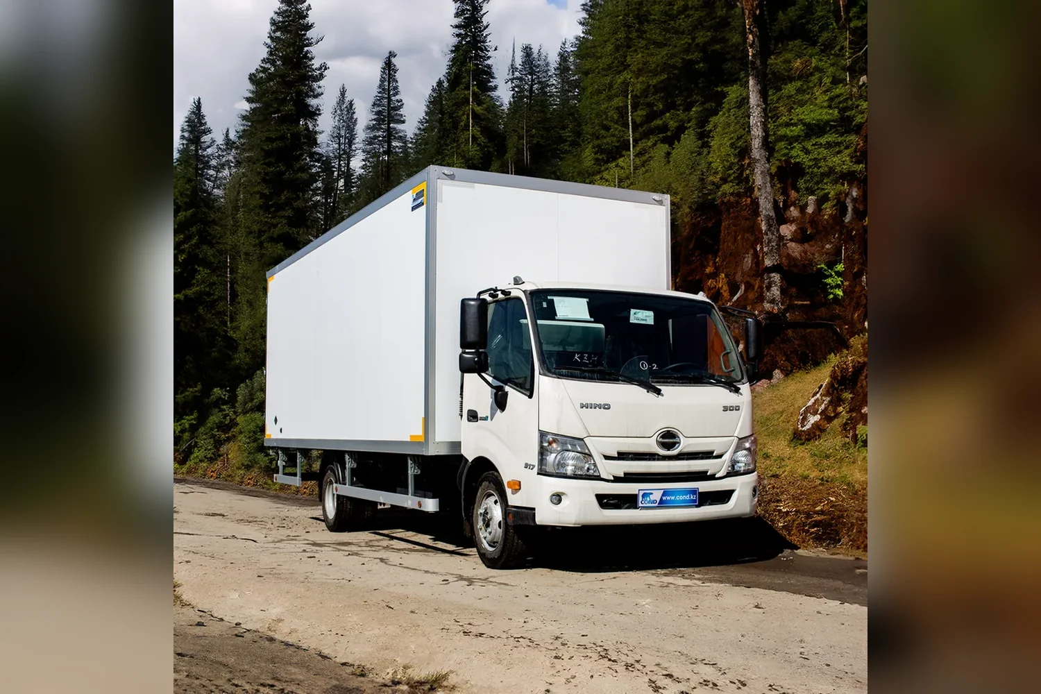 Dry freight van with a tail lift on a HINO 300 — COND