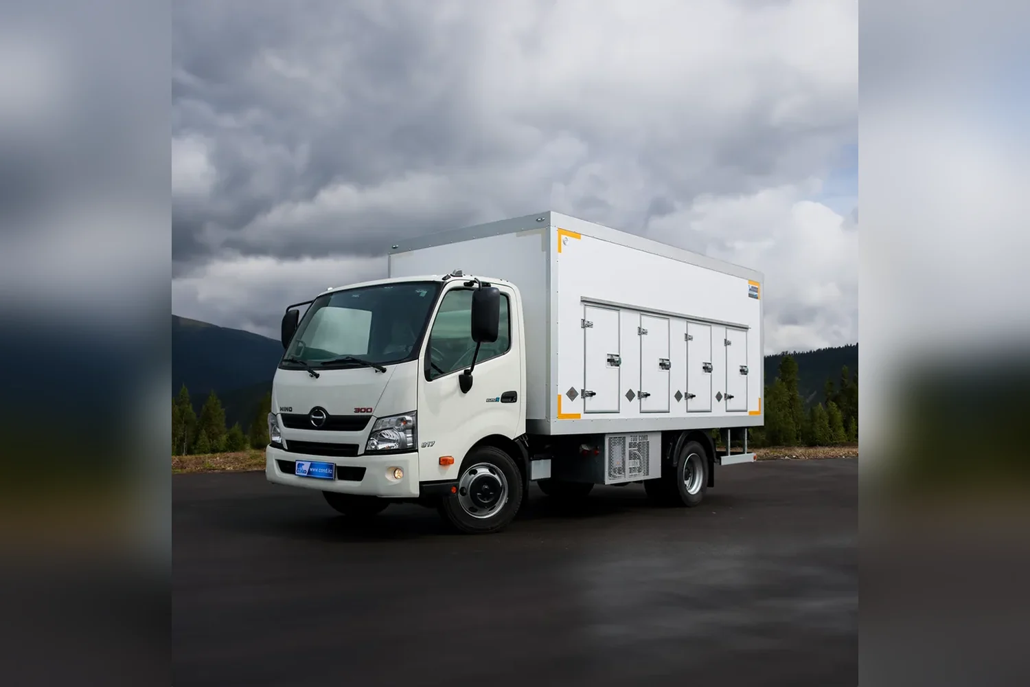 HINO 300 шассиіндегі эвтектикалық фургон («балмұздақ фургоны») — COND